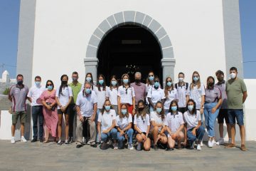 Jugadoras en la puerta de la iglesia